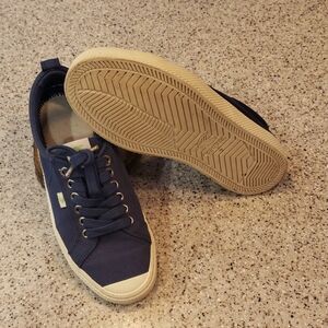 Cariuma Low Top Unisex Shoe Size U.S. 8 men, U.S. 91/2 Women EU 40.5